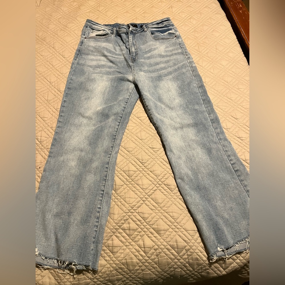 Risen raw hem jeans.   Size 1xl.